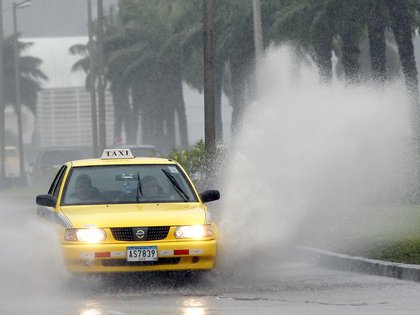 Un vehículo transita por una vía inundada en la Ciudad de Panamá (Panamá). EFE/Alejandro Bolívar/Archivo
