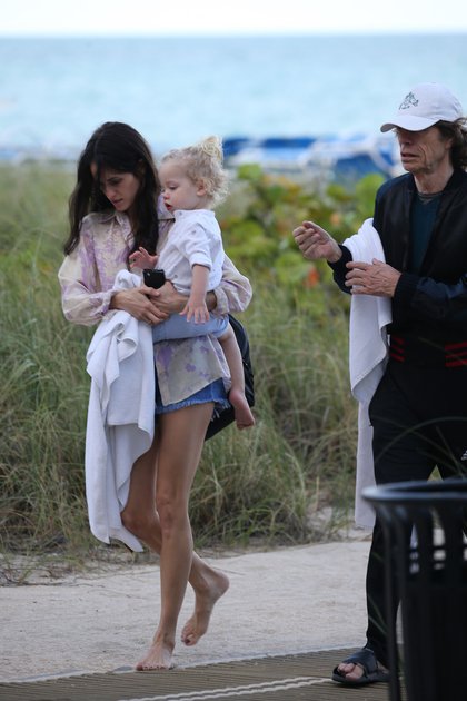 Mick Jagger con Melanie Hamrick y su hijo Deveraux en Miami (The Grosby Group)
