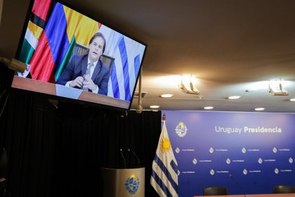 Fotografía de un televisor que muestra al presidente de Uruguay, Luis Lacalle Pou, durante su intervención en la LVII Reunión Ordinaria del Consejo del Mercado Común (CMC) hoy, en Montevideo (Uruguay). EFE/Raúl Martínez
