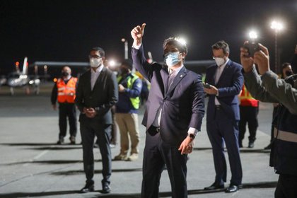 El presidente de Costa Rica, Carlos Alvarado, levanta el pulgar durante la llegada del primer lote de la vacuna de Pfizer contra el COVID-19 al Aeropuerto Internacional Juan Santamaría. Foto: REUTERS / Presidencia de Costa Rica