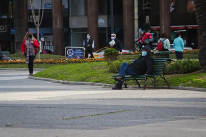 Un hombre con tapabocas en visto en la Plaza Independencia de Montevideo (Uruguay). EFE/Federico Anfitti/Archivo
