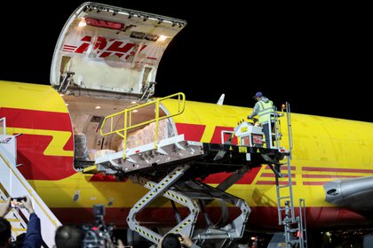 Un avión de DHL descarga el primer cargamento de vacunas contra el COVID-19 enviado a Costa Rica. Foto: Reuters