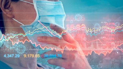 "La economía mundial seguirá sufriendo mientras el mundo no tenga acceso a una vacuna", advirtió Lois Chingandu (Shutterstock)