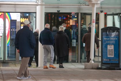 Personas hacen cola para recibir la vacuna contra la enfermedad del coronavirus (COVID-19), en el Hospital NHS Nightingale en el Centro Excel, en Londres, Gran Bretaña, el 11 de enero de 2021 (REUTERS / Hannah McKay)