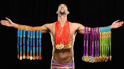 Michael Phelps con todas sus medallas (Sports Illustrated)