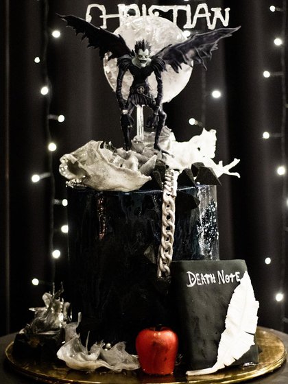 Un pastel que destaca por su estética oscura refleja la afición de Nodal por la serie Death Note (Foto: Instagram @sugarandsoul)