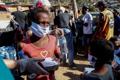 Se estima que solo uno de cada 10 podrá recibir la vacuna en los países pobres a finales de 2021 (EFE)
