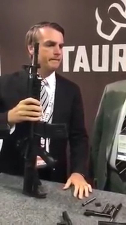 Jair Bolsonaro muestra armas de la empresa Taurus