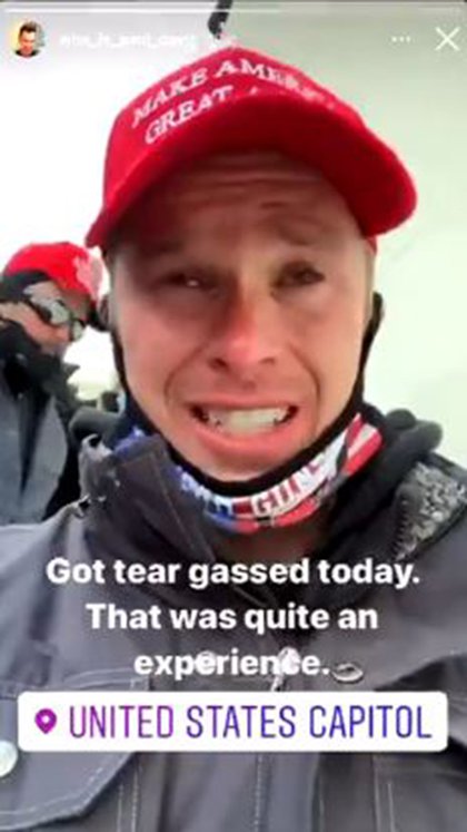 El abogado Paul Davis fuera del Capitolio. Perdió su trabajo en la compañía en la que estaba empleado (Instagram)