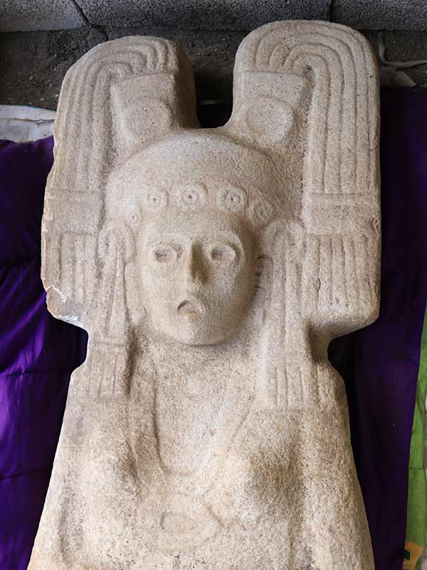 Esta es la escultura femenina de casi 2 metros de altura que fue hallada en la cuenca del río Tuxpan, en el sur de la Huasteca veracruzana. Foto: AP