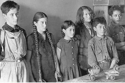 Sonia e Indómita, Libre, Soberano, Triunfador, Bien Vivir, y Libre Pensamiento no tenían permitido nunca ver por las ventanas, tapizadas con madera, de la casa, y mucho menos salir a la calle (Foto: ancdotario.blogspot)