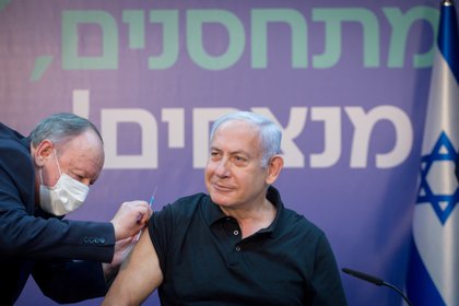 El primer ministro de Israel, Benjamín Netanyahu, recibe la segunda dosis de la vacuna de Pfizer contra el coronavirus. Miriam Elster/Pool via REUTERS/Archivo