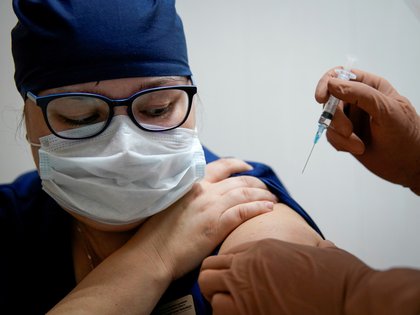 México quedó rezagado en la vacunación masiva a pesar de ser el primer país en América Latina en conseguir las dosis contra el COVID-19 (Foto: Tatyana Makeyeva/ Reuters)