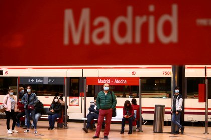FOTO DE ARCHIVO: Viajeros con máscaras protectoras esperan en una plataforma en la estación de tren de Atocha en Madrid, España, 5 de octubre de 2020. REUTERS / Sergio Pérez