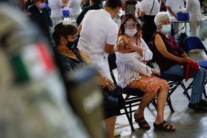 El 52% del personal de salud de primera línea contra COVID-19 ha recibido el esquema completo de vacunación (Foto: Reuters / Carlos Jasso)