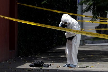 Los peritos se encuentran en el lugar de los hechos para levantar las pruebas de balística (Foto: Reuters / Luis Cortes)