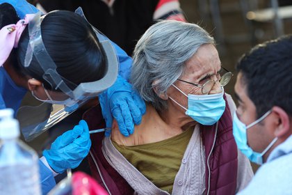 La aplicación de la segunda dosis de la vacuna contra COVID-19 a adultos mayores lleva un avance de 3% (Foto: Reuters / Henry Romero)