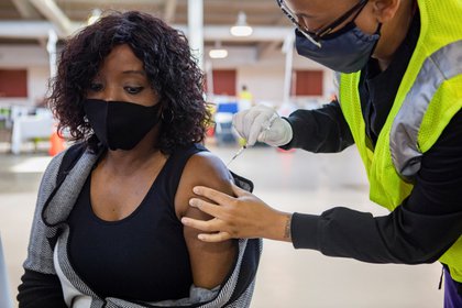 Una mujer recibe una vacuna contra el COVID-19 en el estado de Virginia. Foto: REUTERS/Julia Rendleman