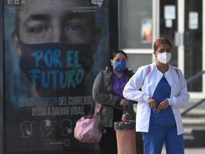 Aquellas personas que obtienen ingresos por su cuenta y emiten comprobantes de honorarios deberán presentar su declaración anuel de impuestos 2020 (Foto: EFE / Luis Torres)
