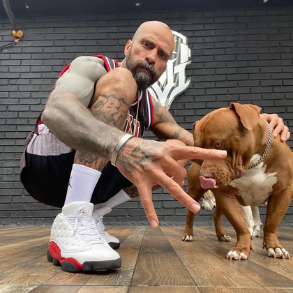 El rapero mexicano comparte constantemente fotos de sus mascotas, entre las que destacan los perros de raza pitbull (Foto: Instagram@babo_cartel)