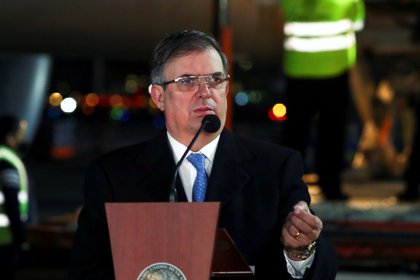 Marcelo Ebrard fue el encargado de presidir el recorrido oficial de los lotes de la vacuna de CanSino (Foto: Reuters / Henry Romero)