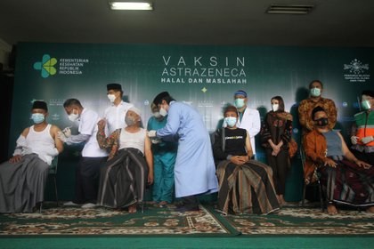 Clérigos de Nahdlatul Ulama reciben una dosis de la vacuna contra el coronavirus AstraZeneca (COVID-19) como parte de un programa de vacunación masiva en Surabaya, Indonesia (Reuters)