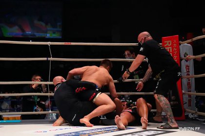 Sudario necesitó de sólo seis segundos para vencer a Kazushi Miyamoto, pero luego le siguió pegando en la cara (Rizin Fighting Federation)