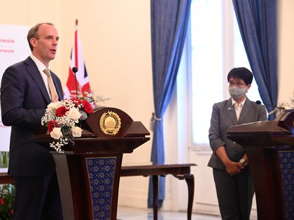 El secretario de Relaciones Exteriores de Gran Bretaña, Dominic Raab, habla durante una conferencia de prensa después de su reunión en Yakarta, Indonesia, el 7 de abril de 2021. MINISTERIO DE EXTERIORES DE INDONESIA / Folleto a través de REUTERS