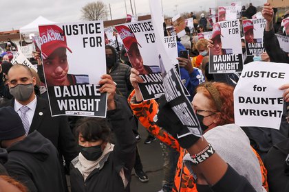 Manifestantes sostienen carteles de "Justicia para Daunte Wright" frente al Departamento de Policía de Brooklyn Center el 12 de abril de 2021. REUTERS/Leah Millis