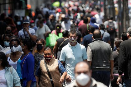 Foto de archivo. Gente camina cerca de la Plaza Zócalo durante la reapertura gradual de las actividades comerciales en la ciudad, mientras continúa el brote de la enfermedad por coronavirus (COVID-19), en la Ciudad de México, México, 14 de julio de 2020.. REUTERS/Henry Romero
