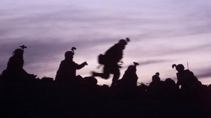 Esta fotografía del Ejército de los EE. UU. Muestra a los soldados de la 10a División de Montaña (Infantería Ligera) y se preparan para excavar en posiciones de combate después de un día de reacción al fuego enemigo, el 4 de marzo de 2002 durante la Operación Anaconda (AFP PHOTO / David MARCK, Jr)