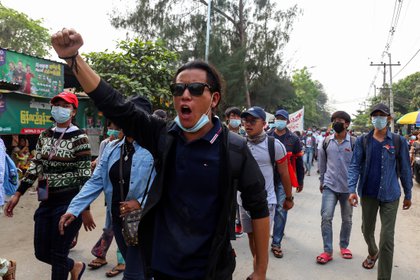 Manifestación en Mandalay (Myanmar), 31/03/2021.- Demonstrators march EFE/EPA/STRINGER
