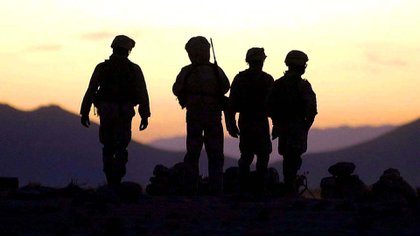 Soldados de la Compañía Bravo, 2. ° Batallón, 504 ° Regimiento de Infantería de Paracaidistas del 82 ° Aerotransportado del Ejército de los EE. UU. a 24 millas de la frontera con Pakistán, Afganistán. La Operación Mangosta comenzó el 27 de enero después de que las fuerzas estadounidenses y de la coalición fueran atacadas por terroristas, mientras los soldados continuaron sus misiones de limpieza de cuevas en el área. (AFP PHOTO/POOL/Eugene Hoshiko)