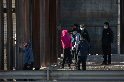 17/03/2021 Migrantes intentado cruzar la frontera de México a Estados Unidos. (Foto: JOHN MOORE/ Europa Press)
