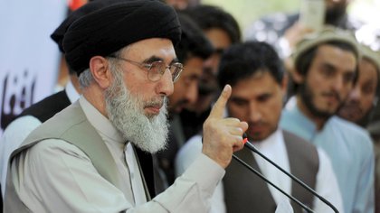Gulbuddin Hekmatyar, ex señor de la guerra y líder de la organización islamista Hezb-i-Islami, habla con sus partidarios después de aparecer en público años después de un exilio autoimpuesto, en Laghman, Afganistán, el 29 de abril de 2017. (Afganistán)