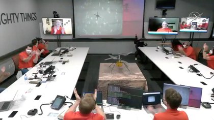 El equipo del Laboratorio de Propulsión a Chorro de la NASA (JPL) reacciona después del primer vuelo del helicóptero de Marte Ingenuity en el planeta en esta imagen fija tomada de un video el 19 de abril de 2021 (NASA)