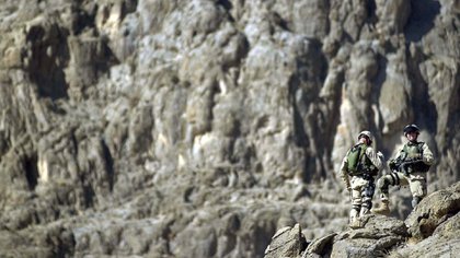 Soldados de la Compañía Bravo, 2. ° Batallón, 504 ° Regimiento de Infantería de Paracaidistas del 82 ° Aerotransportado del Ejército de los EE. UU. Buscan escondites de presuntos terroristas durante la operación de limpieza de cuevas. (AFP PHOTO / Eugene Hoshiko)