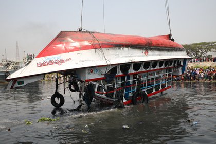 El ferry colisionó con un barco de carga: quienes se salvaron regresaron nadando a la costa (REUTERS/Mohammad Ponir Hossain)