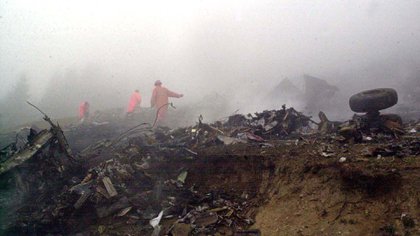 Rescatistas y soldados trabajan el 26 de mayo de 2003 entre los escombros de un avión ucraniano que transportaba a 62 soldados españoles que regresaban del servicio de mantenimiento de la paz en Afganistán después de que se estrellara en las afueras de Trabzon, cerca del Mar Negro en el noreste de Turquía. El avión se estrelló después de dos intentos fallidos de aterrizar en medio de una espesa niebla y lluvia. No hubo sobrevivientes de las 74 personas a bordo, según los informes. (AFP - ANADOLU AJANSI)
