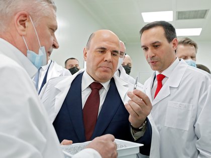 El primer ministro ruso, Mikhail Mishustin, visita el Centro de Investigación Estatal de Virología y Biotecnología, Vector, que desarrolla la vacuna EpiVacCorona contra la enfermedad del coronavirus (COVID-19) en Novosibirsk, Rusia, el 5 de marzo de 2021. Sputnik / Dmitry Astakhov / Pool a través de REUTERS