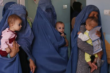 En esta fotografía del 26 de agosto de 2019, las madres sostienen a sus bebés desnutridos mientras esperan en una clínica de UNICEF en Jabal Saraj, al norte de Kabul, Afganistán. En Afganistán, la desnutrición infantil grave aumentó de 690.000 en enero de 2020 a 780.000, un aumento del 13%, según UNICEF. Los precios de los alimentos han subido más de un 15%, según el Programa Mundial de Alimentos. (Foto AP / Rafiq Maqbool)