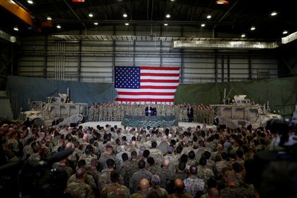 El presidente de Estados Unidos, Donald Trump, pronuncia declaraciones a las tropas estadounidenses durante una visita no anunciada a la base aérea de Bagram, Afganistán, el 28 de noviembre de 2019. (REUTERS / Tom Brenner / Foto de archivo)