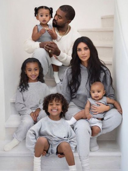 Kim Kardashian y Kanye West con sus cuatro hijos