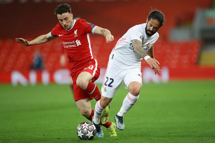 Isco, otro de los jugadores con posibilidad de salir del Real Madrid, sumó minutos frente al Liverpool en Anfield (Foto: Reuters)