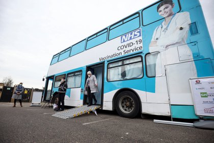 Más de 10 millones de británicos ya recibieron las dos dosis de la vacuna contra el coronavirus (REUTERS/Henry Nicholls)