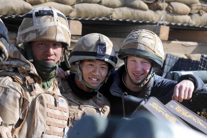 El príncipe Harry posa con soldados gurkha mientras se encuentra en el puesto de observación en JTAC Hill, cerca de FOB Delhi (base de operaciones avanzada) durante su despliegue militar en la provincia de Helmand, Afganistán (REX / Shutterstock)