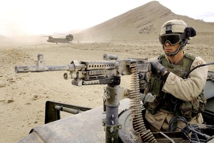 Esta fotografía divulgada por el ejército de los Estados Unidos el 13 de diciembre de 2003, muestra a un soldado estadounidense identificado como el sargento Ryan F. Leonard manejando una ametralladora en un lugar no revelado en el sur de Afganistán. (AFP PHOTO)