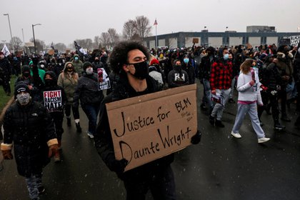 FOTO DE ARCHIVO: Protesta el 13 de abril de 2021 en Brooklyn Center, Minnesota, días después de que Daunte Wright fuera asesinado a tiros por una policía (REUTERS/Leah Millis)