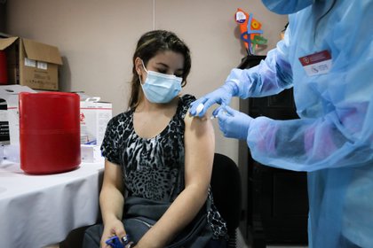 En la imagen el registro de una mujer al recibir una vacuna contra la covid-19 en el Hospital Público de Rivera, en Rivera (Uruguay). EFE/Raúl Martínez/Archivo
