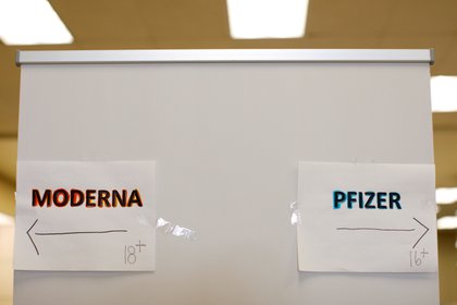 Letreros y grupos de edad para las vacunas Pfizer y Moderna en un centro de vacunación en Chula Vista, California, EE. UU. , 15 de abril de 2021. (REUTERS / Mike Blake / Foto de archivo)